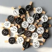 Merkloos Adventskalenderklammern Holzklammern Zahlen - 48 Stück - Ø 25 mm Scheiben - Naturholz - Weiß und Schwarz - Für DIY-Adventskalender und Kerzendekoration