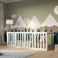 Crazy Pine Kinderbett 120x200 cm – Weiß - Montessori Bodenbett mit Hohem Rausfallschutz 73cm und Öffnbarer Barriere - Crazy John