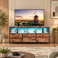 INONEFT Kleiner TV Schrank mit LED Beleuchtung, TV-Ständer mit 3 Stoffkommode, TV Lowboard für Wohnzimmer, Schlafzimmer, Flur 137x30x57 cm, Braun