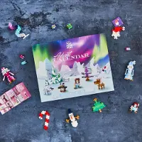 Plus plus 4337 Adventskalender Nordlichter 600 Kreativ-Bausteine 24 Türchen + 1 Extra-Tür mit Überraschung für Kinder ab 5 Jahren Geniales Konstruktionsspielzeug