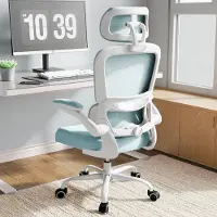 Merkloos Ein blau gefärbter Bürostuhl mit Lordosenstütze, Kopfstütze und atmungsaktiver Rückenlehne, mit einer Tragfähigkeit von 150 kg