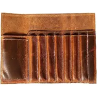 Merkloos Ein braunes Etui aus Leder mit Rollen für Bleistifte, Stifte und Pinsel