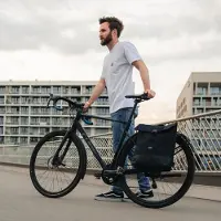 Merkloos Fahrradtasche für Gepäckträger, schwarz, reflektierend, 2-in-1 als Fahrradrucksack, wasserabweisend, Fassungsvermögen 14 bis 19 Liter