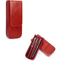 Merkloos Ein rotes Stifteköcher aus Leder für 3 Stifte mit magnetischem Verschluss