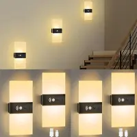StarTech.com LED-Wandleuchte mit PIR-Bewegungssensor - Wiederaufladbare Akku-Wandleuchte - 2er-Pack - Warmweiß 3300 K - Auf- und Abwärtslicht - Nicht dimmbar - Schwarz